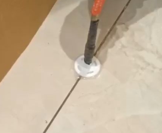 富县瓷砖空鼓维修公司专业解答瓷砖在铺贴过程中，如果没有涂抹均匀到位的粘结材料（如水泥砂浆或瓷砖胶），可能会导致以下问题